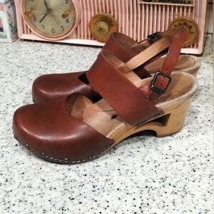 Dansko Thea Brown Leather Wooden Strap Clogs Casual Comfort Shoes Size 38 US 8